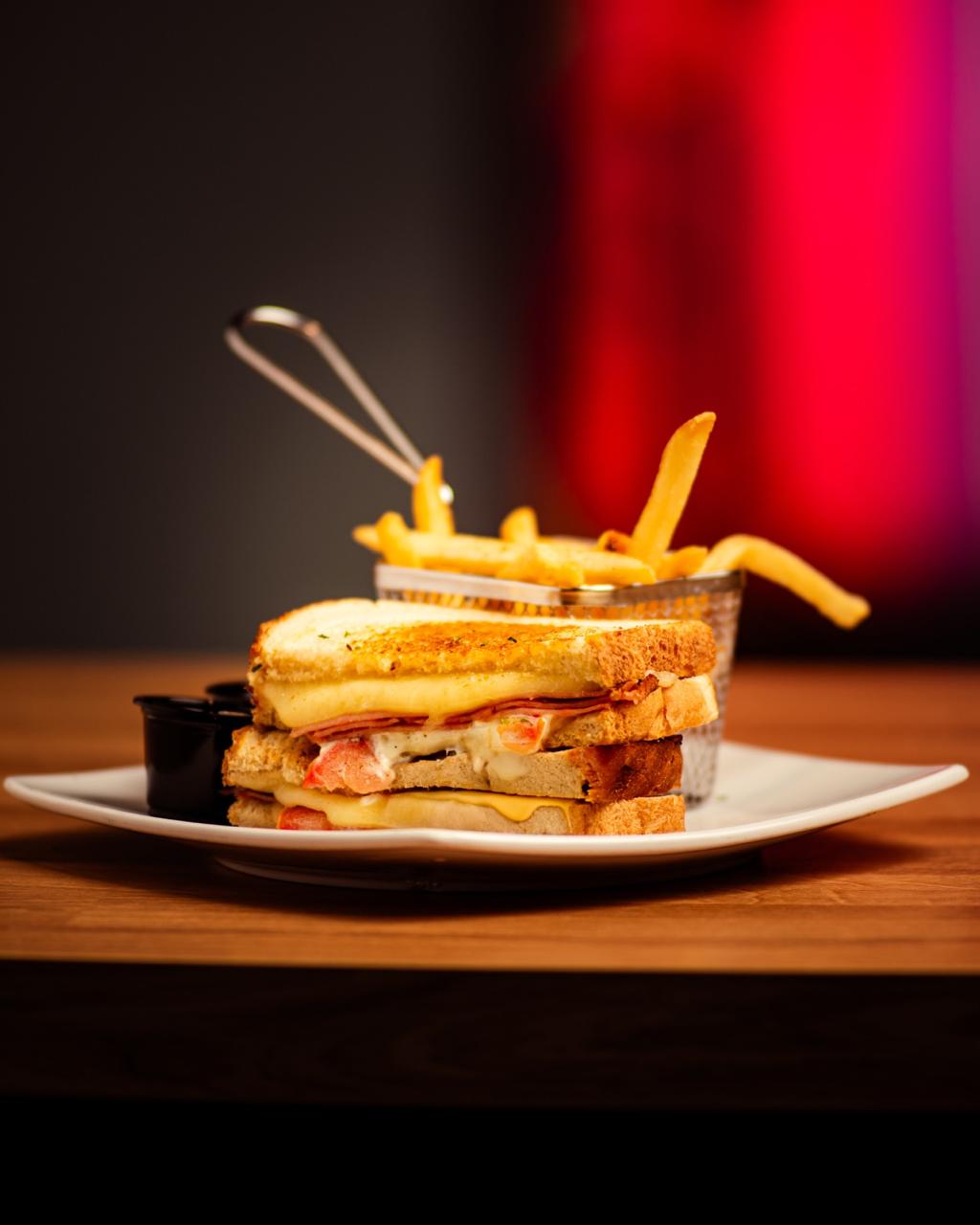 Jamon y queso con papas